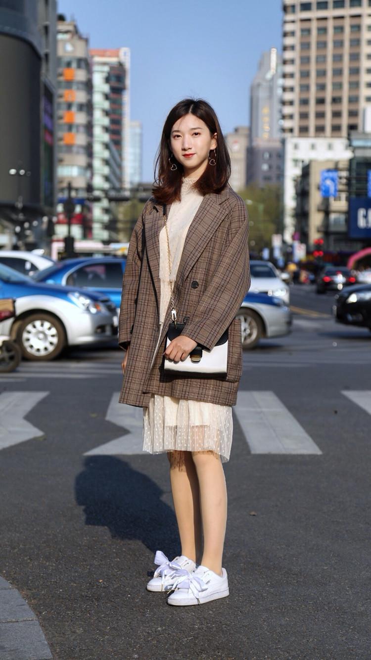 街拍:搭配流苏裙,显得时尚又有活力.