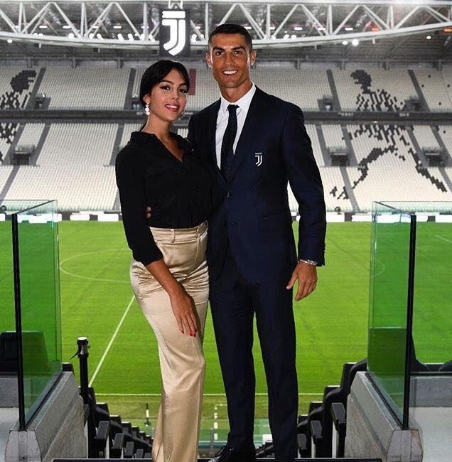 秀恩爱!c罗晒与女友乔治娜度假合照