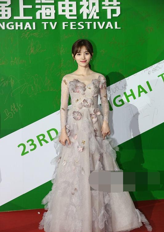 鞠婧祎最过分的一件衣服重点都遮不住网友让我多看5秒