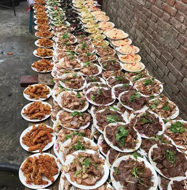 看看农村的婚宴有多气派, 城里大馆子也不见得有这样的席面