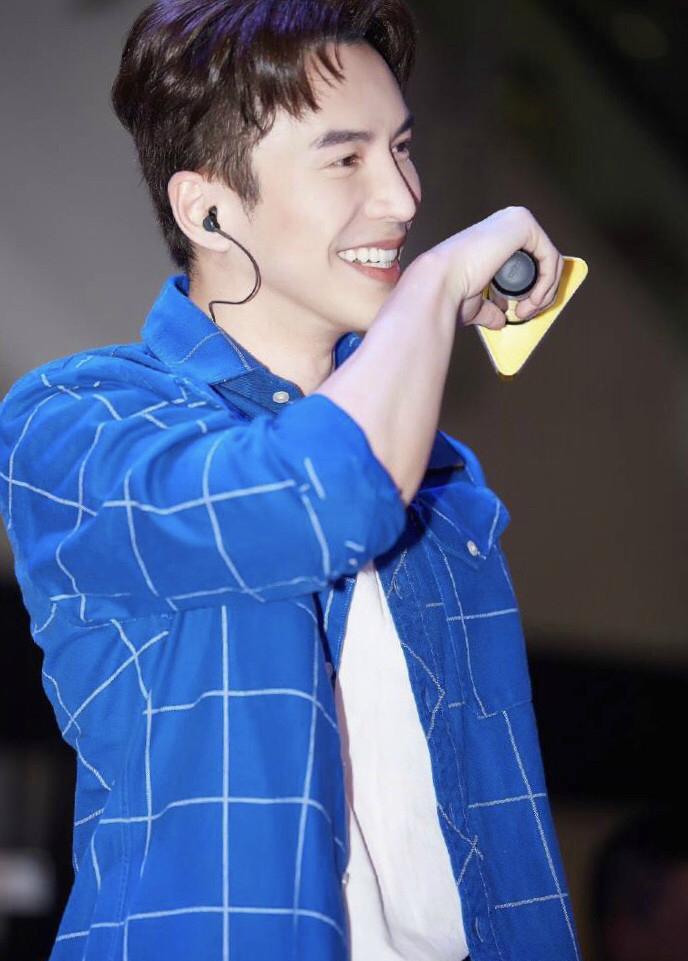 海蓝察王冠逸新照片,渐变皮衣和黑色皮裤,原来海蓝察这么帅