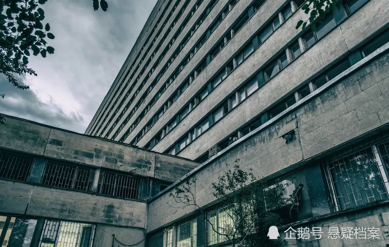 夜探前苏联废弃医院,走廊悠长漆黑,电梯井深不见底