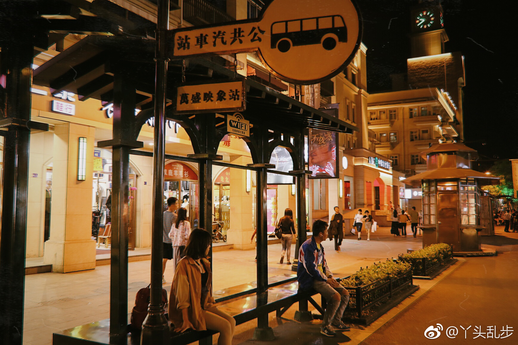 逛～吃～才是一座城最棒的夜生活横店万盛街是人气最旺的一条商业街