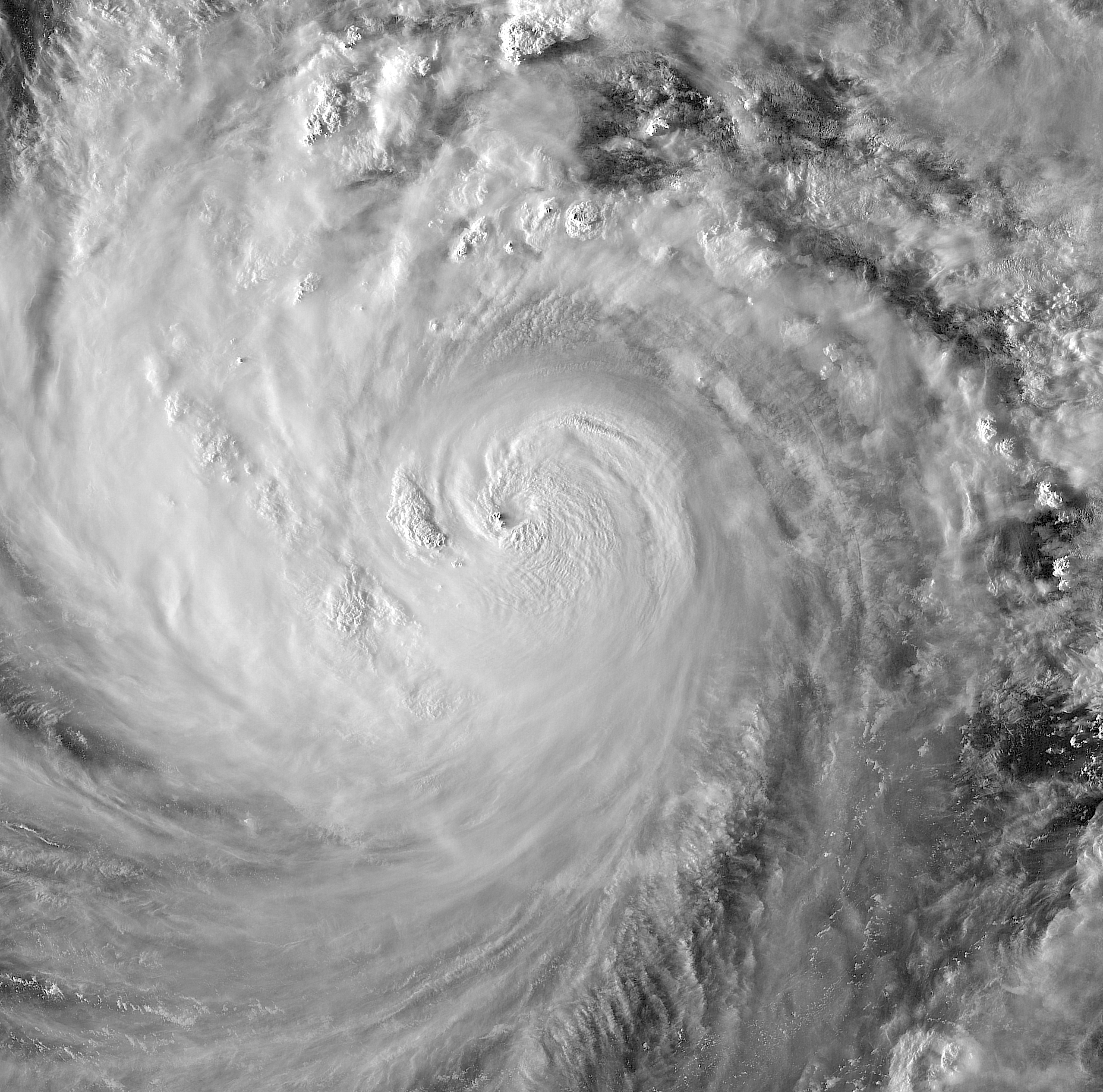 从太空看24号台风潭美:在今日迅猛增强,已打开细小紧密台风眼