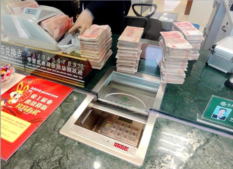 湖北一女子银行取钱,取出一张特殊的百元大钞,竟赚了上万元钱