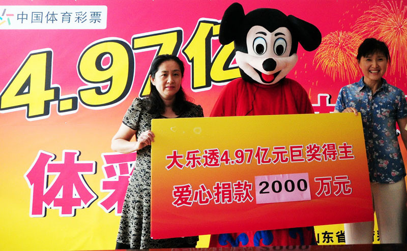 为什么中国彩票中奖的人领奖都会戴面具?背后的答案你想不到!