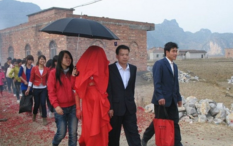 实拍广西农村婚礼:此时新娘已经被新郎接出了家门,后面跟着"十姊妹"和