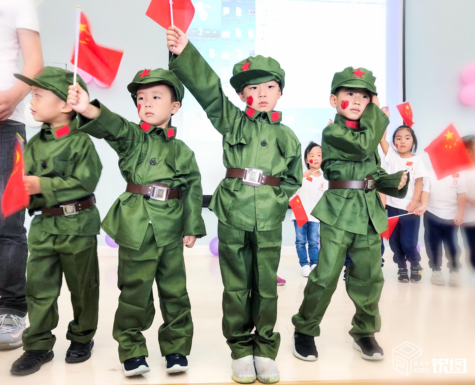 杭州幼儿园孩子们穿军装唱红歌为祖国妈妈庆生