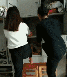 搞笑gif图:小哥看你这表情,这场拔河比赛不赢都难