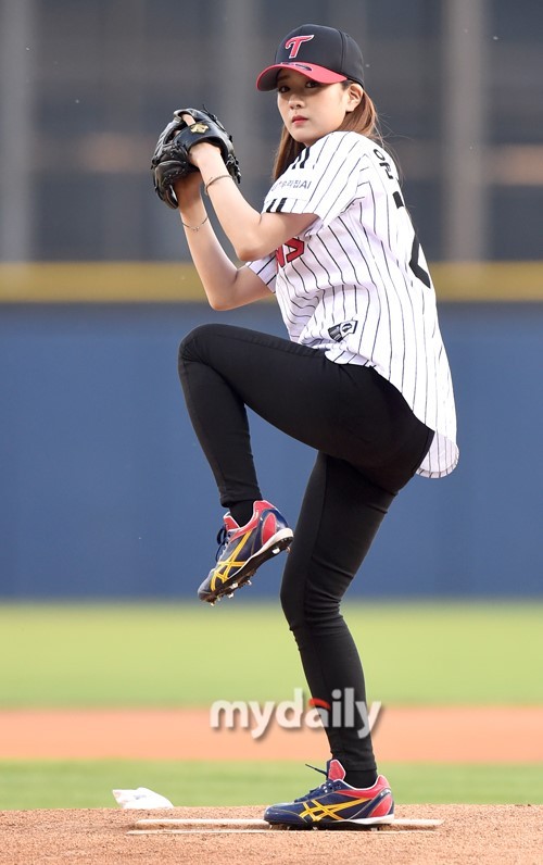 韩国女团a-pink成员尹普美任棒球比赛开球嘉宾