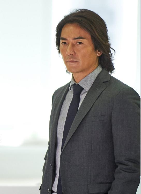 51岁郑伊健出席活动,皮肤黝黑当年风采不再,男神果然还是老了!