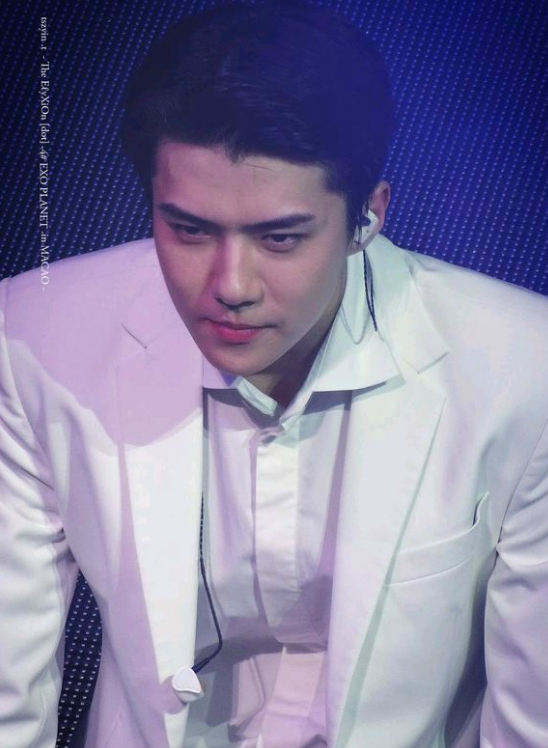 穿白西装的吴世勋简直要命想想昏昏会成为谁的新郎就心痛