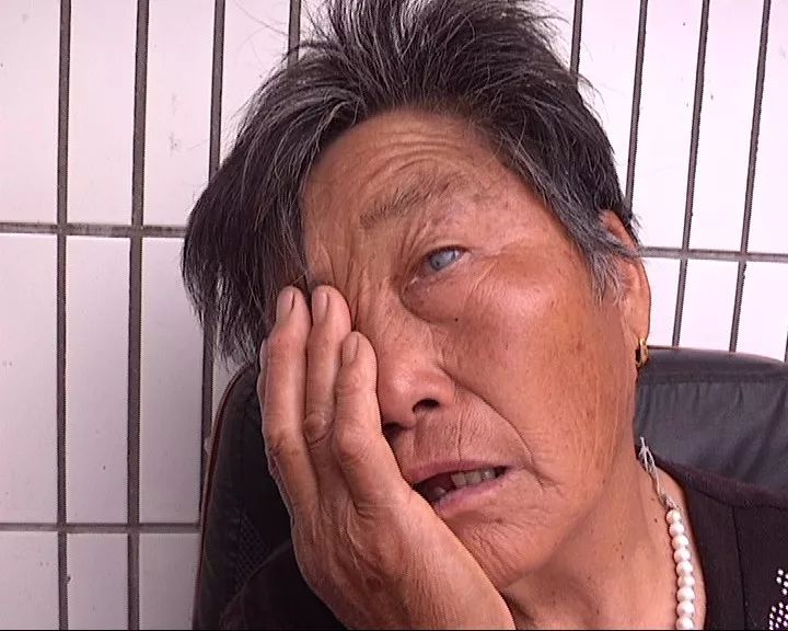 老人眼睛做了个小手术,做完竟然"失明"了?