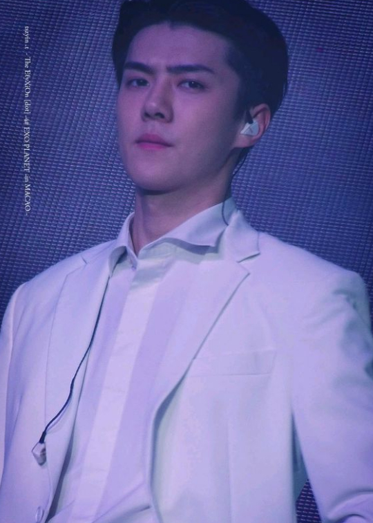 穿白西装的吴世勋简直要命想想昏昏会成为谁的新郎就心痛