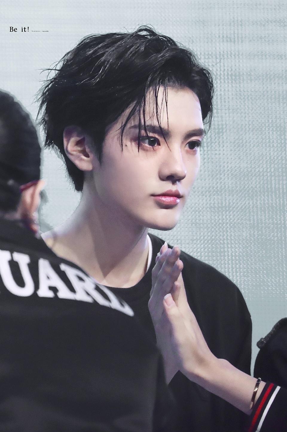 最近男爱豆纷纷染回了黑头发