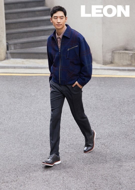 韩国艺人李帝勋拍时装杂志写真展成熟男性魅力