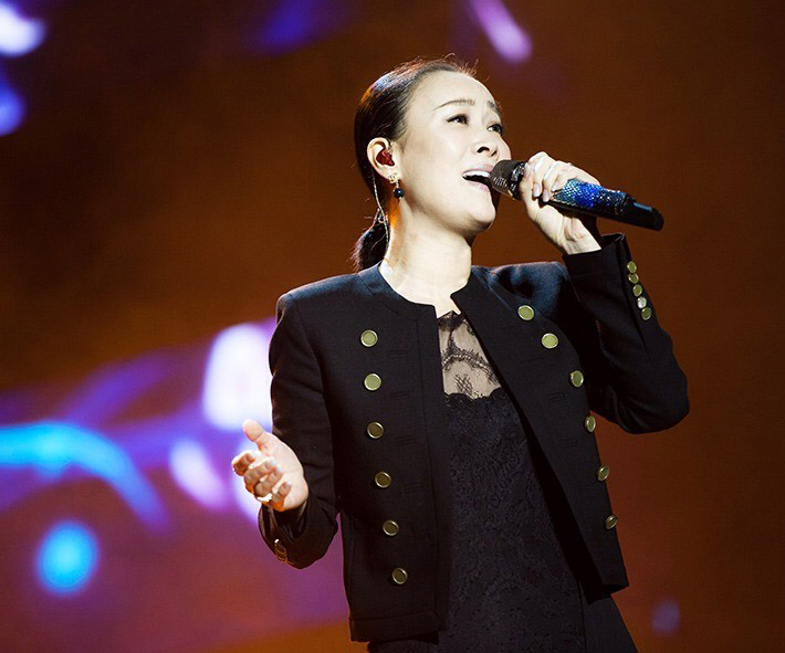 假唱被揭穿5位明星,筷子兄弟丢人到国外,萨顶顶竟然拿反话筒!