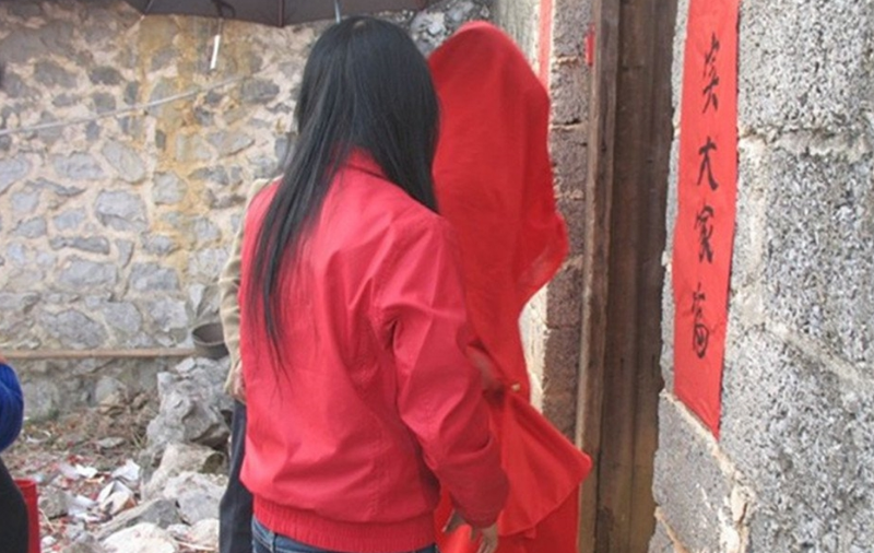 实拍广西农村婚礼:此时新娘已经被新郎接出了家门,后面跟着"十姊妹"和