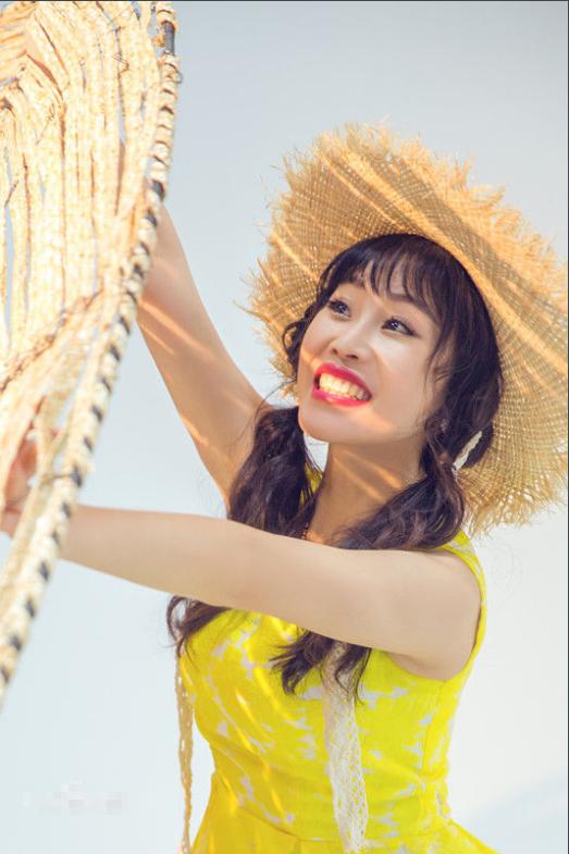 草帽姐拍甜美写真,穿一袭黄色连衣裙超减龄,扎起双马尾模样大变