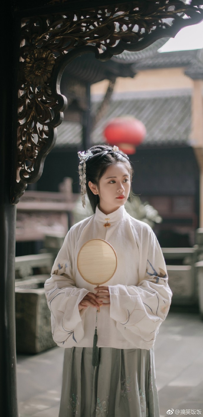 长发飘飘的大长腿美女,身材不错呀.