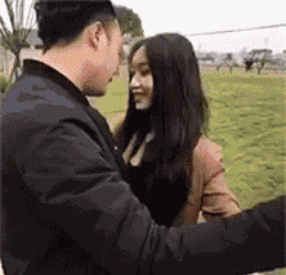 然后一脚踹开车门,下车后对着那帮人喝道:都他妈想给家里墙上添张