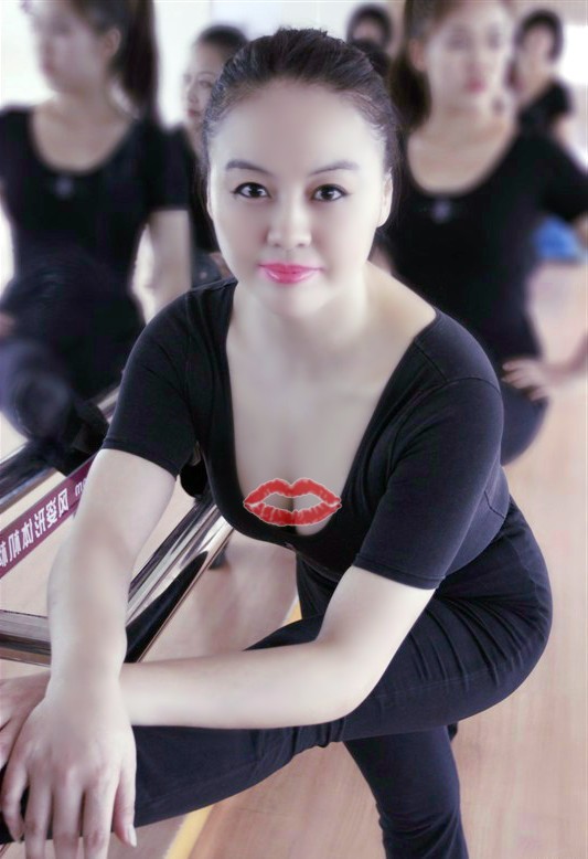 一个温柔而端庄的形体舞蹈老师