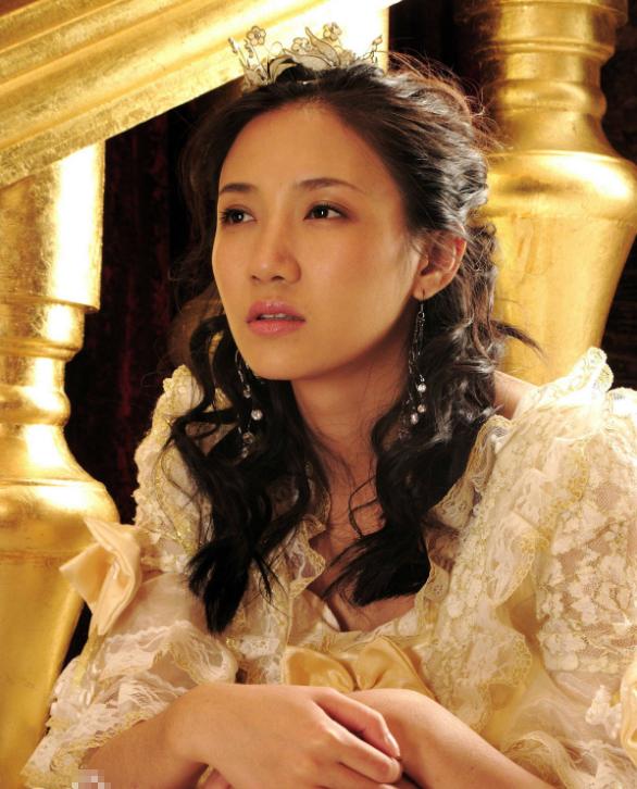 她曾与刘亦菲是同班同学,后嫁杨烁幸福美满,32岁依旧美得不像话