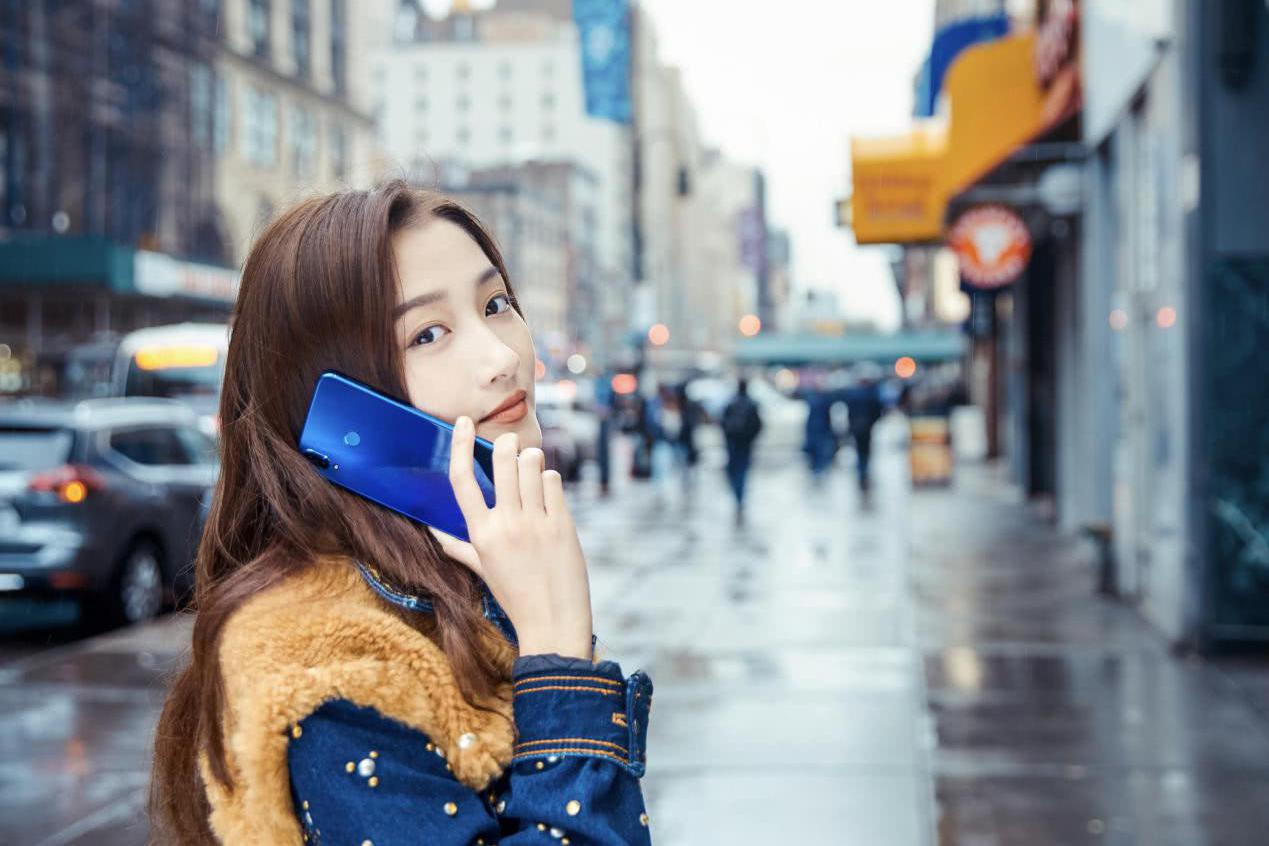 关晓彤现身纽约时装周,手持的华为nova3i真是