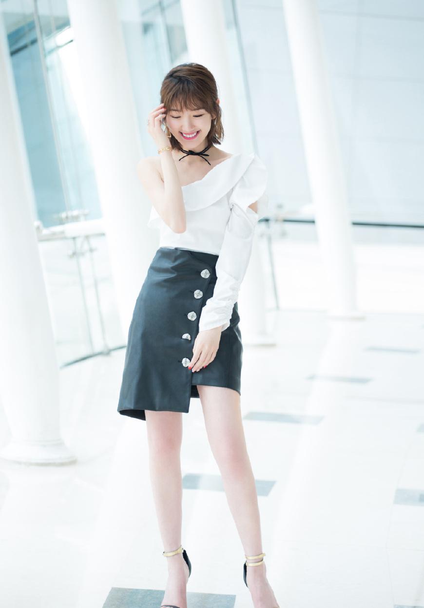 30岁毛晓彤厉害!身着露肩上衣 短裙,网友:和以前的她不一样