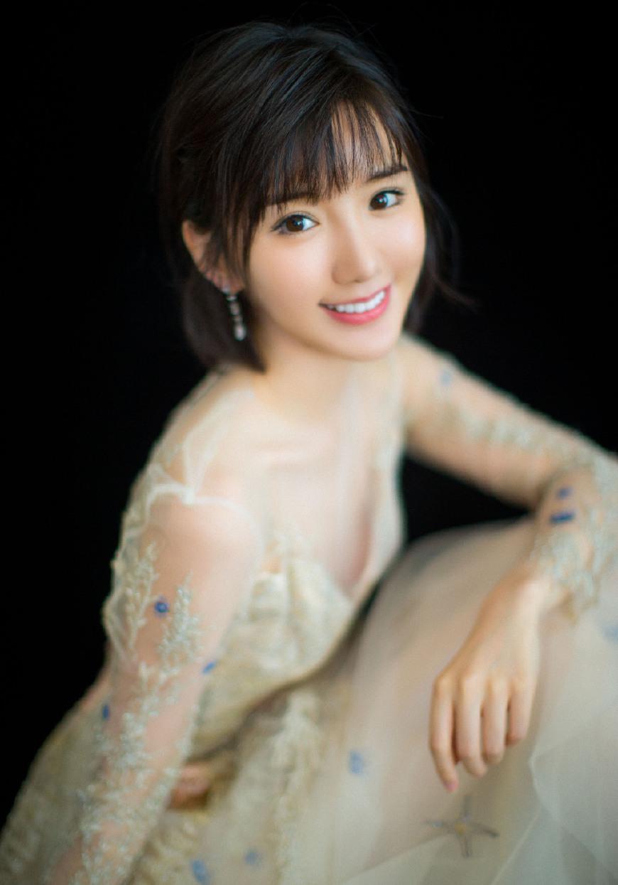 30岁毛晓彤厉害!身着露肩上衣 短裙,网友:和以前的她不一样