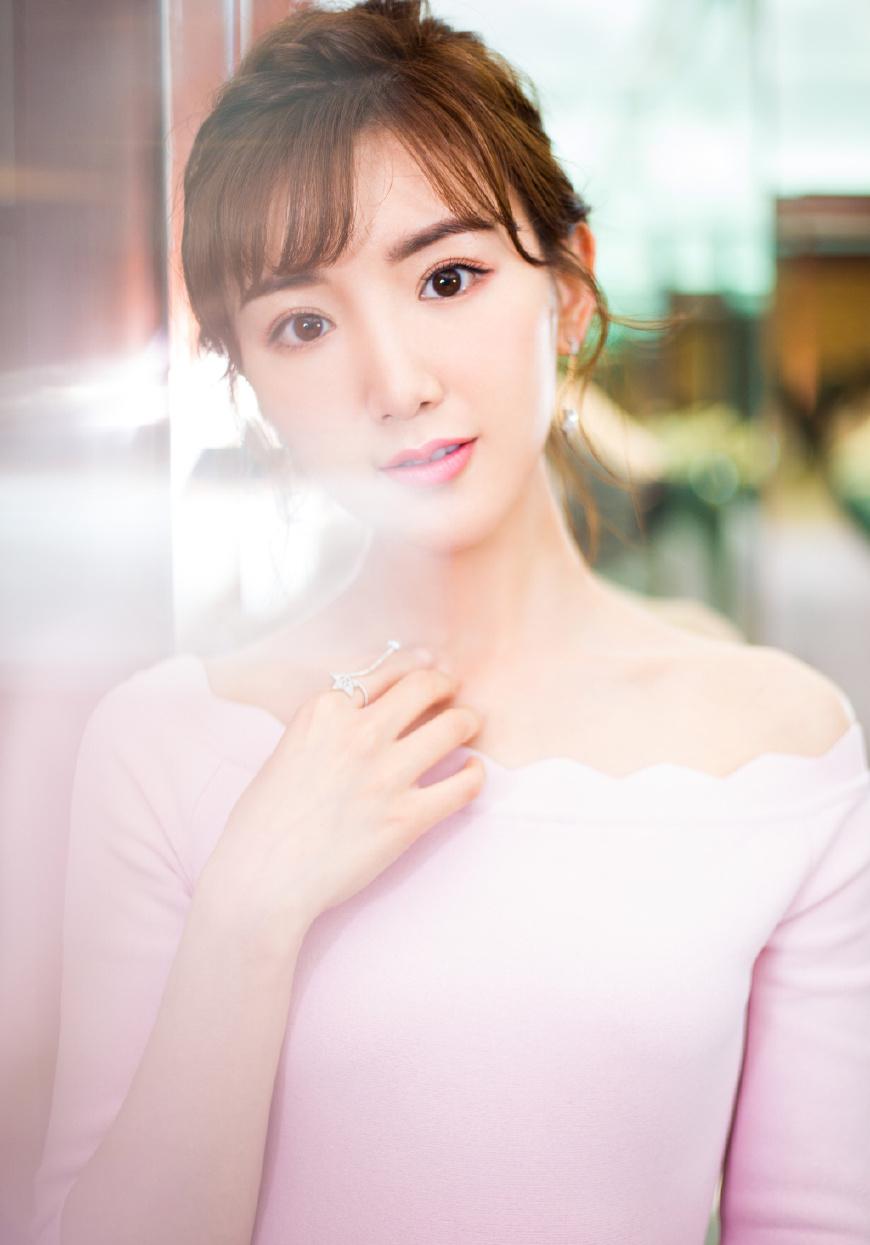 30岁毛晓彤厉害!身着露肩上衣 短裙,网友:和以前的她不一样