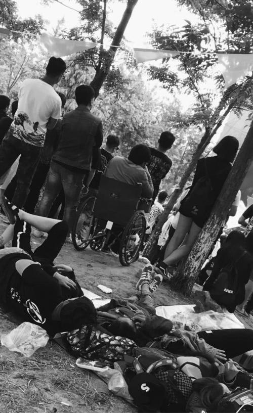 鞋带,我们肩并肩护着他,起来后他给了我一个拥抱;我在死墙时摔倒在地