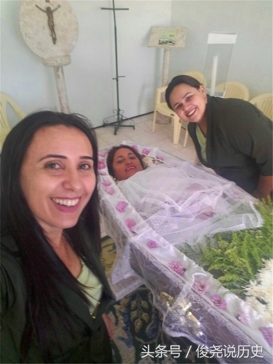 镜头下巴西一女子的葬礼送葬的亲朋哭笑不得最后送上祝福
