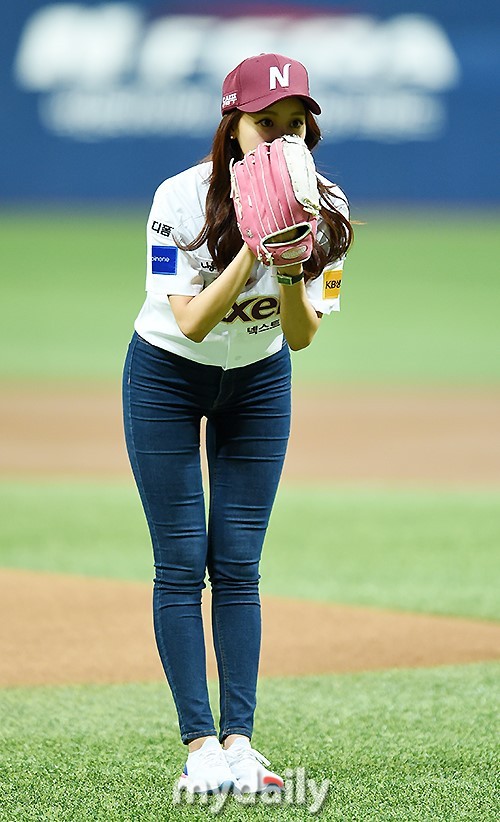 韩国美女主播朴智英任棒球比赛试球嘉宾