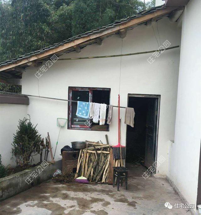 虽已有现代厨房,但也另外建造了柴火房,让家人享受到最可口的饭菜