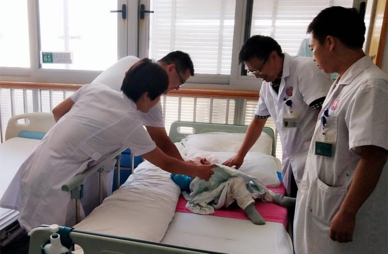 入院后,湖南省人民医院泌尿三科主任段燚星教授对家属进行详细问诊