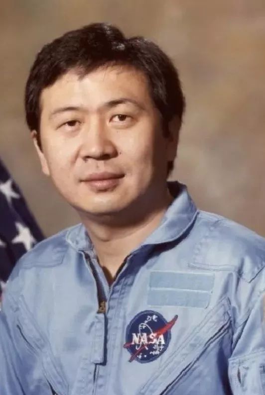 33年前的今天,这位祖籍盐城的宇航员首次将五星红旗带入太空!