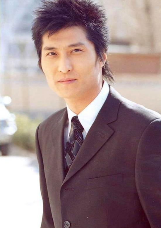 而首次登上大银幕,并与郑爽,宋佳等人主演了电视剧《危情风暴》,从而