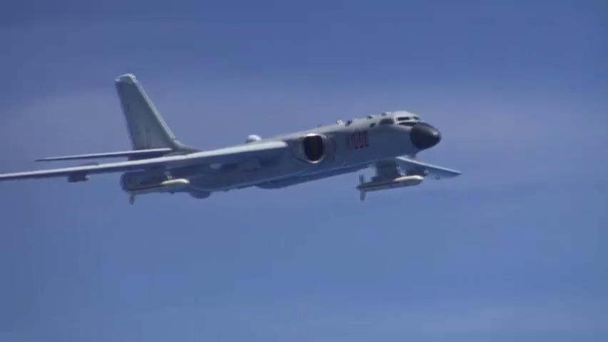 我空军就派出多批次轰6k型轰炸机与辽宁舰展开空海对抗演习
