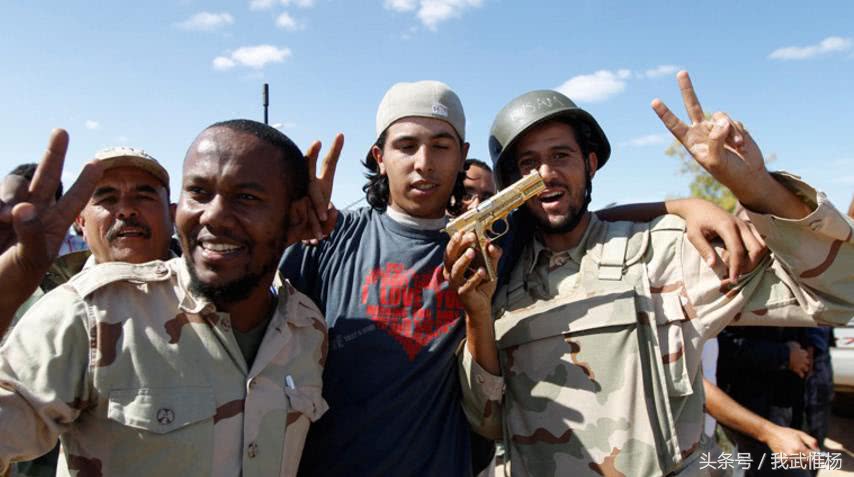 展示缴获卡扎菲金手枪|利比亚|卡扎菲|手枪_新浪新闻