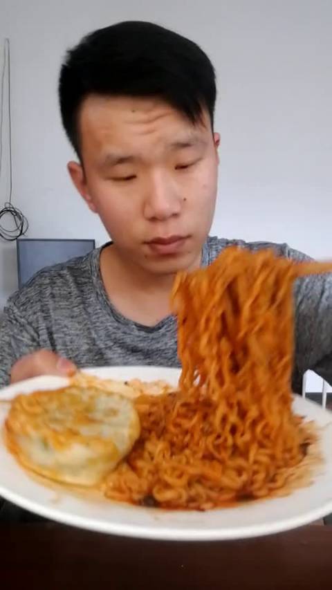 快手吃播 面条哥 吞火鸡面 是不是没有以前快了