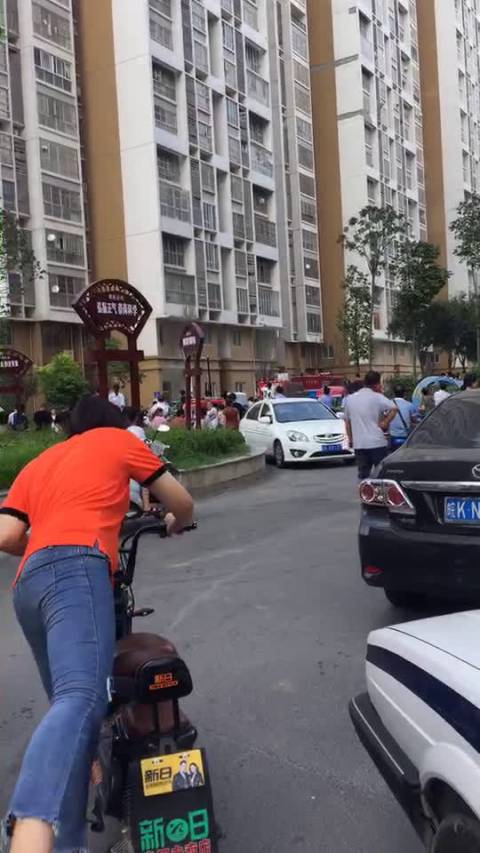 电动滑板车家中充电突然爆炸 父亲抱起女儿就