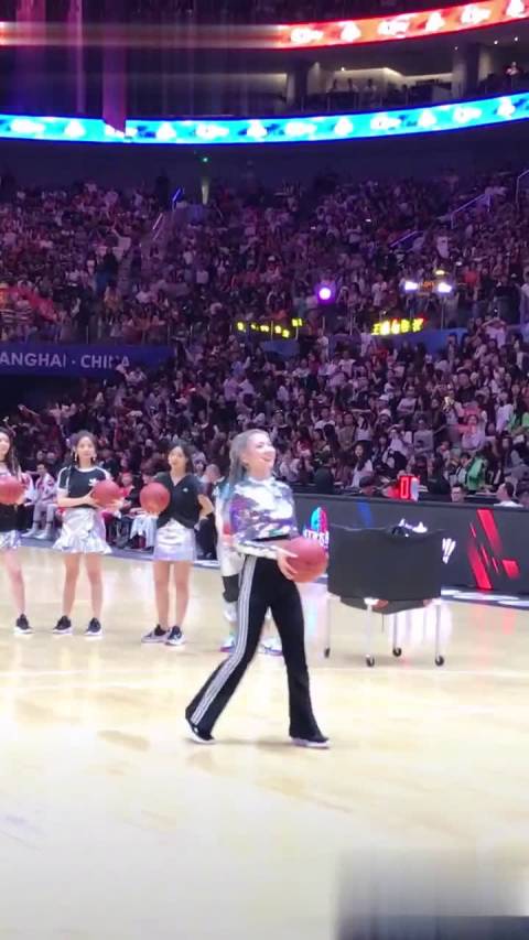 孟美岐穿黑礼服显高级感, 手上钻戒闪闪发光超