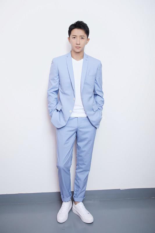 韩庚的这身造型好帅气,穿西装尽显老干部气质,你还在喜欢他吗?