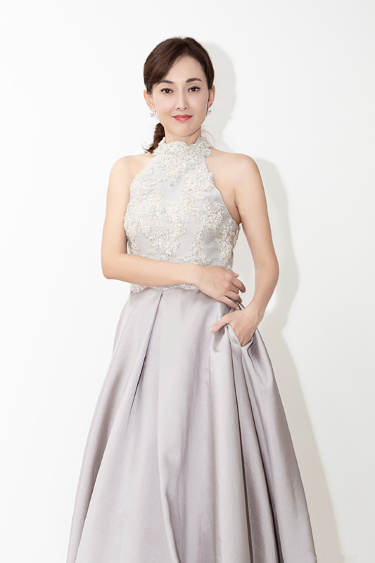 牛莉还是很会玩仙女裙上多加了一个细节就变得个性十足