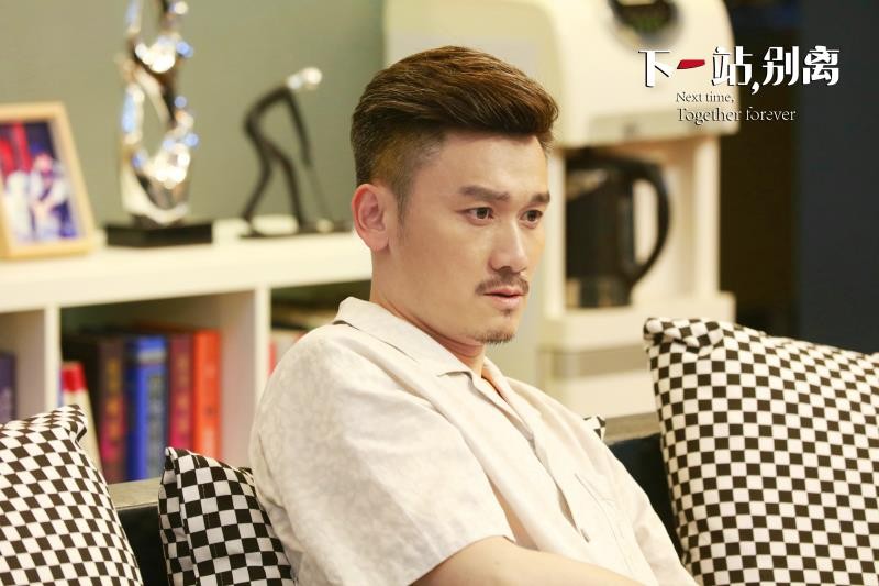 周铁饰演的张成龙和邬君梅饰演的秋月是一对妻管严夫妻,当年因为英俊