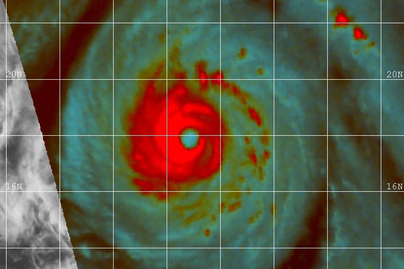 超强台风玉兔巨大风眼开出里面能装下美国纽约