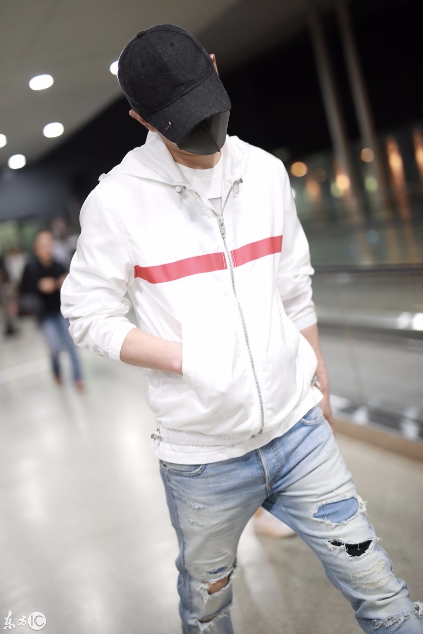 罗晋戴棒球帽穿白卫衣搭配破洞牛仔裤现身机场,戴口罩低着头走路