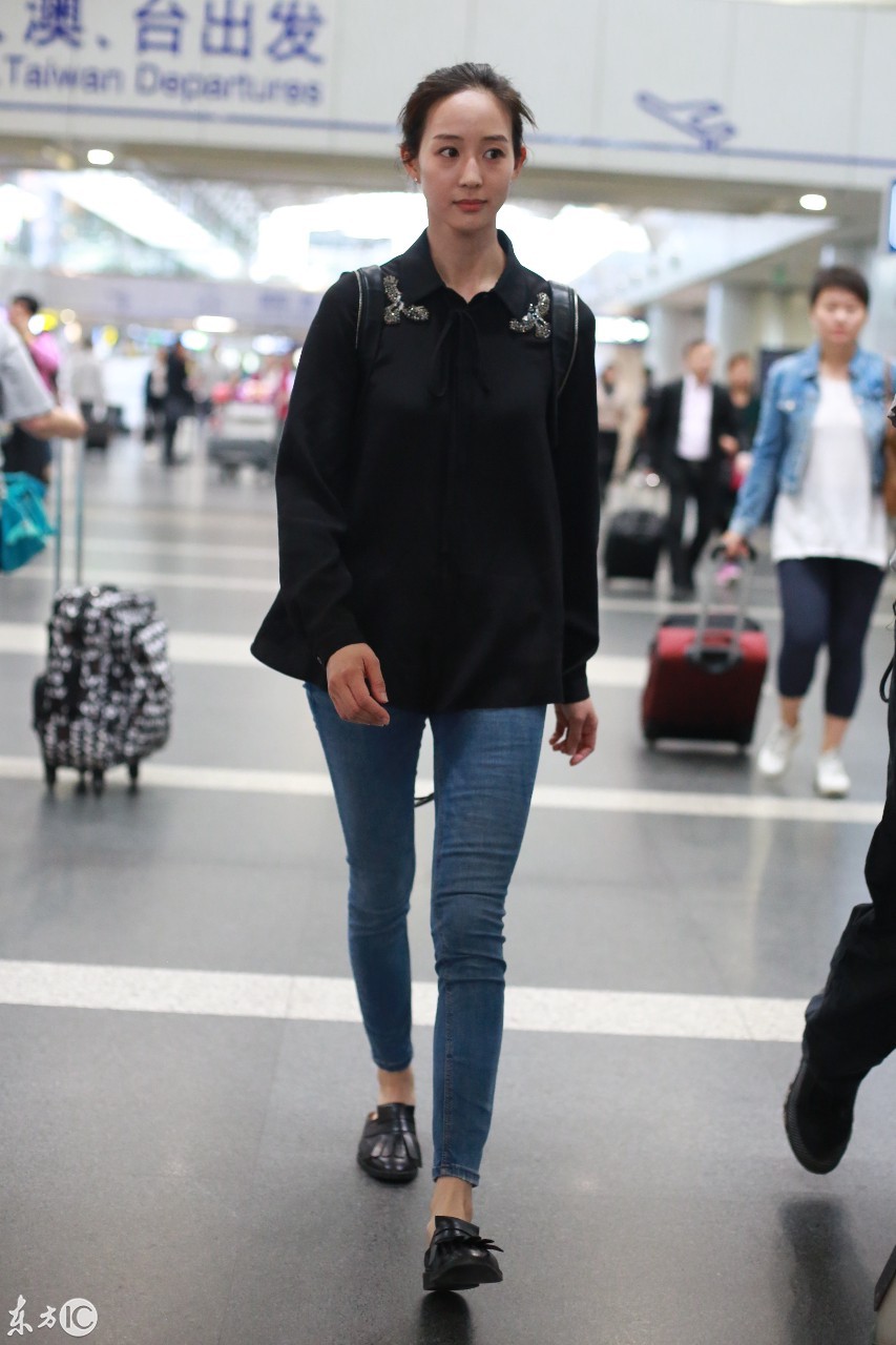 张钧甯穿黑色衬衫搭配蓝色牛仔裤现身机场,素颜出镜依旧很美!