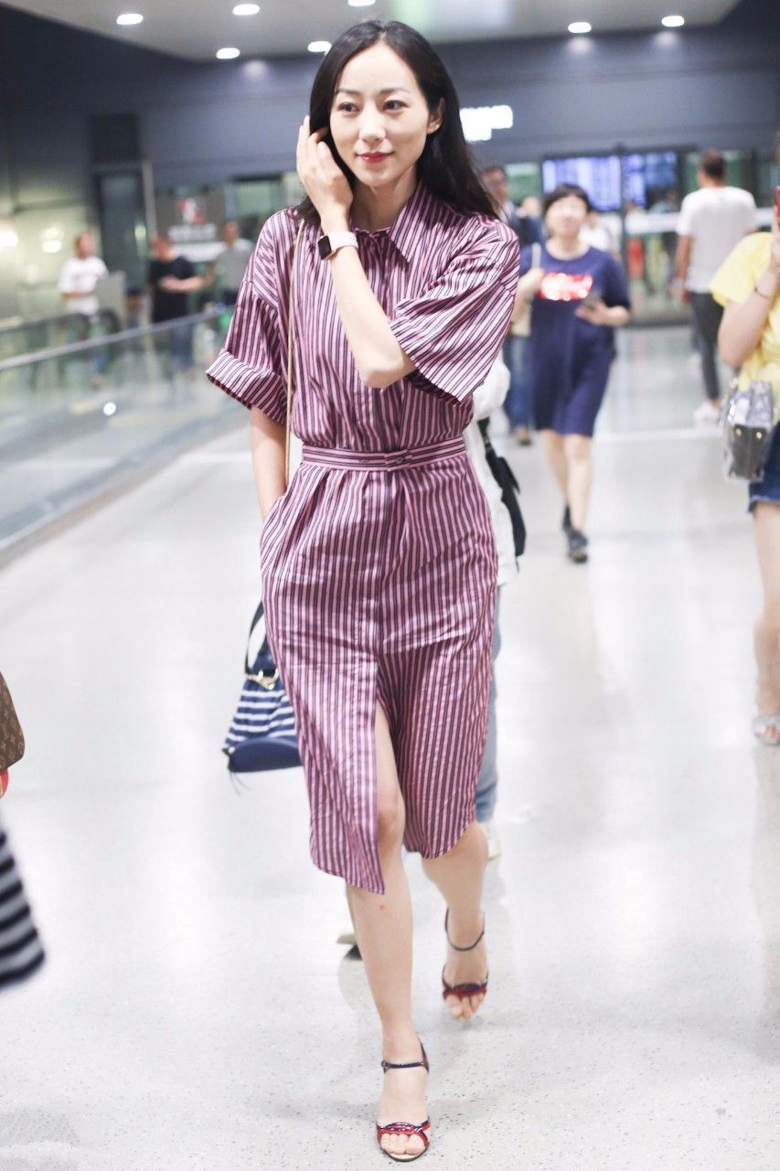 韩雪标准的诠释了一双鞋毁一身!夏天的丑凉鞋都被她穿遍了